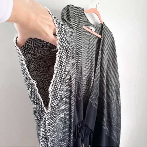 LOFT Gray & Black Ombré Sweater Fringe Shawl Poncho Wrap one size - Picture 4 of 6